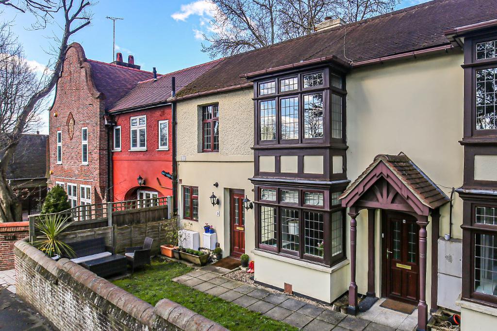 1 Bedroom For Sale in Hillbury Road, Warlingham, Surrey, CR6