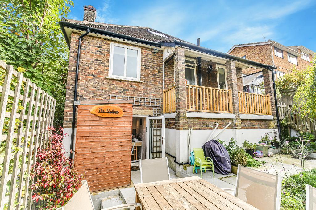 3 Bedroom Detached Chalet Bungalow For Sale in Commonwealth Road