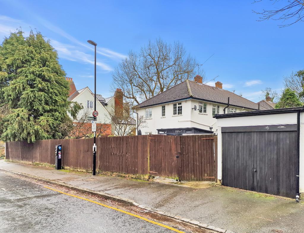 2 Bedroom For Sale in Campden Road, South Croydon, CR2 7EN