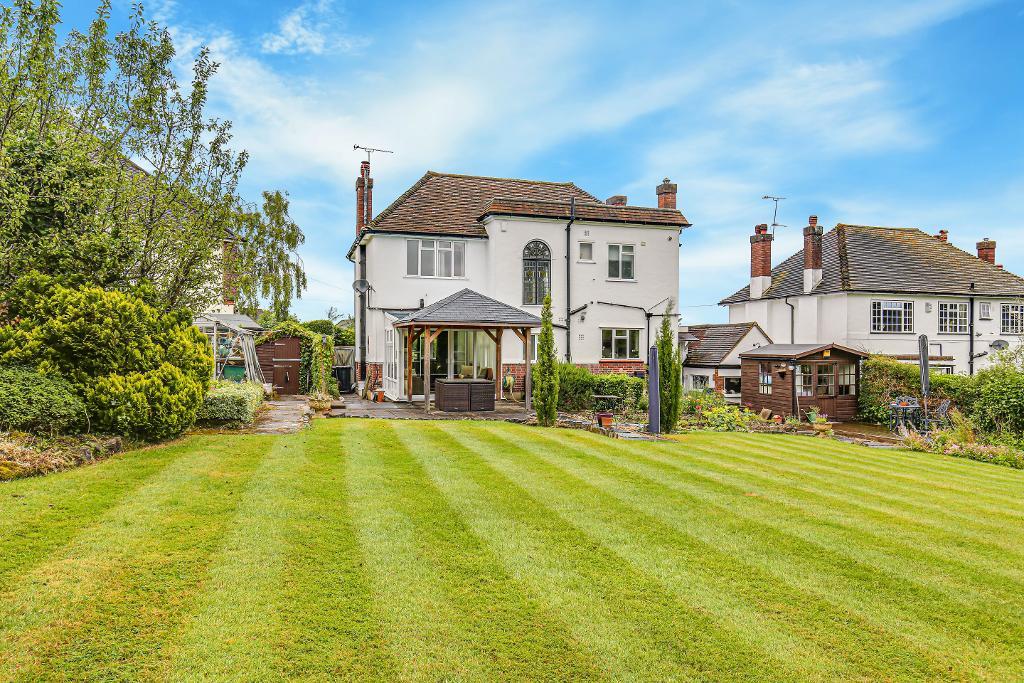 3 Bedroom Detached For Sale in Sandhurst Close, Sanderstead, CR2 0AD