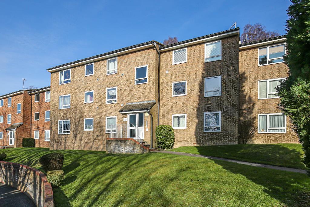 Montana Close, Sanderstead, Surrey, CR2 0AT