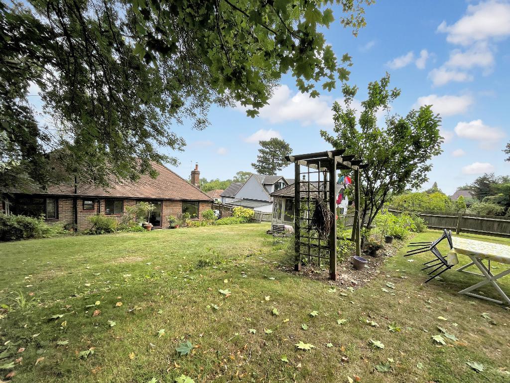 Oakley Road, Warlingham, Surrey, CR6 9BF