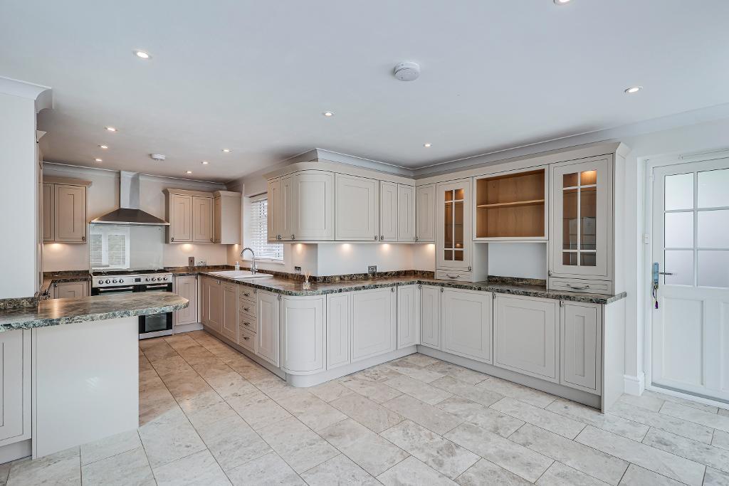 Parsonage Close, Warlingham, Surrey, CR6 9EN