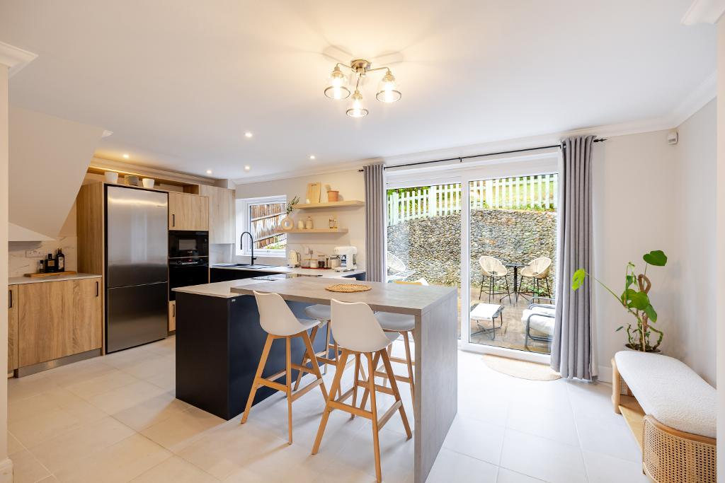 Hillbury Road, Warlingham, Surrey, CR6 9TB